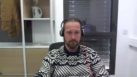 Snapshot of moi9876543210 chatting on February 27, 11:20 am Julien online show from February 27, 11:20 am