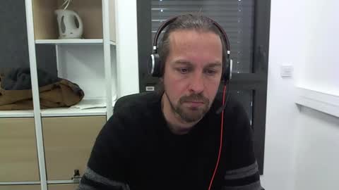 Snapshot of moi9876543210 chatting on March 10, 11:21 am Julien online show from March 10, 11:21 am