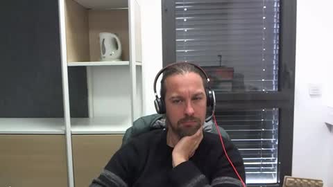 Snapshot of moi9876543210 chatting on November 4, 11:20 am Julien online show from November 4, 11:20 am