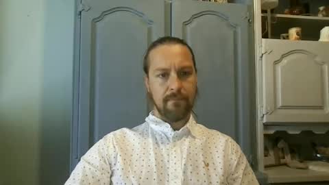 Snapshot of moi9876543210 chatting on May 26, 10:55 am Julien online show from May 26, 10:55 am
