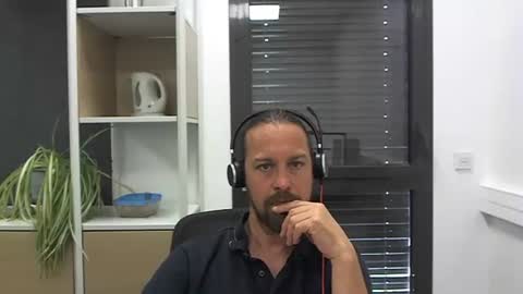Snapshot of moi9876543210 chatting on May 28, 9:50 am Julien online show from May 28, 9:50 am