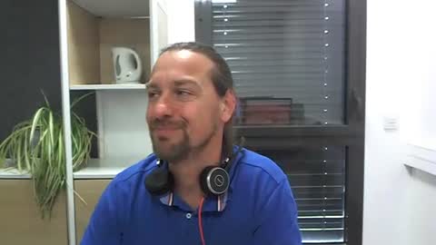 Snapshot of moi9876543210 chatting on June 4, 10:54 am Julien online show from June 4, 10:54 am