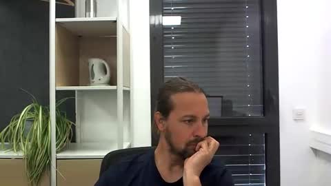 Snapshot of moi9876543210 chatting on June 8, 10:04 am Julien online show from June 8, 10:04 am