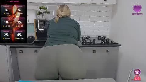 Snapshot of mojjo_erika chatting on June 22, 10:23 am erika online show from June 22, 10:23 am