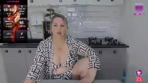 Snapshot of mojjo_erika chatting on June 23, 7:50 am erika online show from June 23, 7:50 am