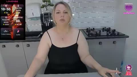 Snapshot of mojjo_erika chatting on June 25, 7:46 am erika online show from June 25, 7:46 am
