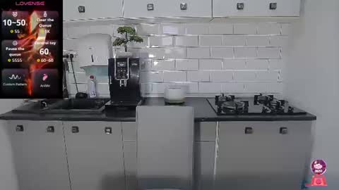 Snapshot of mojjo_erika chatting on June 30, 7:42 am erika online show from June 30, 7:42 am