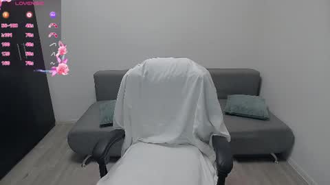 Snapshot of mojjo_erika chatting on July 28, 7:37 am erika online show from July 28, 7:37 am