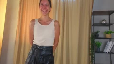 Snapshot of mokamochi chatting on August 1, 7:40 am Mia online show from August 1, 7:40 am