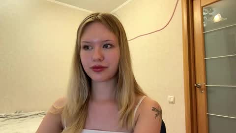 Snapshot of mollieadamek chatting on May 2, 3:28 pm Lisa online show from May 2, 3:28 pm