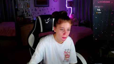 Molly Prvt is open online show from September 9, 11:10 am