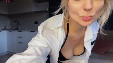 Snapshot of molly_beauti chatting on May 11, 2:45 pm Molly online show from May 11, 2:45 pm