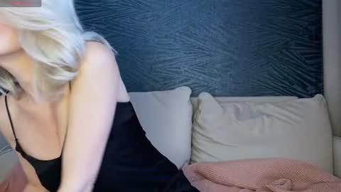 Snapshot of molly_beauti chatting on June 9, 3:18 am Molly online show from June 9, 3:18 am