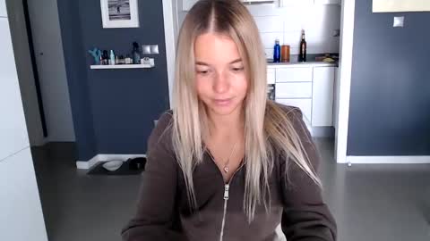 Molly online show from December 10, 1:33 pm