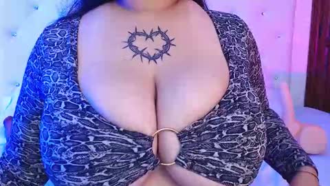 Snapshot of molly_curvyhot chatting on October 23, 2:27 pm molly_curvyhot online show from October 23, 2:27 pm