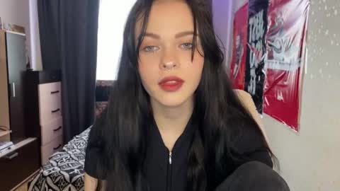 molly_kinkli online show from April 19, 8:13 am