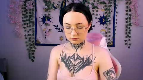 molly_kisss online show from July 9, 10:19 am
