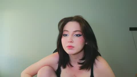 molly_millerr online show from June 8, 3:45 pm