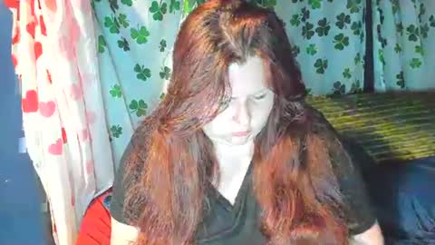Snapshot of molly_moons chatting on June 27, 1:32 am molly_moons online show from June 27, 1:32 am