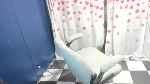 Snapshot of molly_moons chatting on July 25, 12:25 pm molly_moons online show from July 25, 12:25 pm