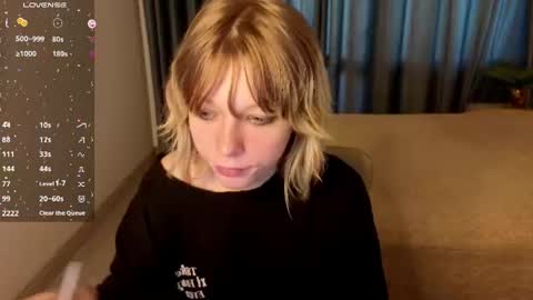 Snapshot of mollysally chatting on June 18, 4:13 am mollysally online show from June 18, 4:13 am