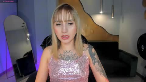 Snapshot of mollysunders_ chatting on May 13, 8:27 pm Molly Sunders online show from May 13, 8:27 pm