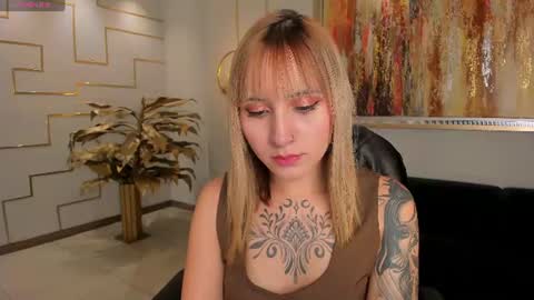 Snapshot of mollysunders_ chatting on June 13, 9:13 pm Molly Sunders online show from June 13, 9:13 pm
