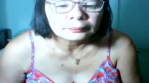 Snapshot of mombastic55 chatting on July 23, 9:02 pm mombastic55 online show from July 23, 9:02 pm