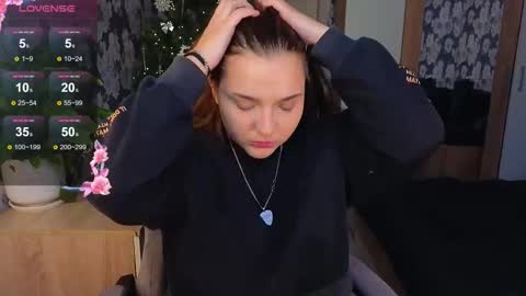 Snapshot of momiji_i chatting on January 6, 11:47 am Leah online show from January 6, 11:47 am