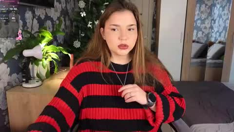 Snapshot of momiji_i chatting on January 15, 11:26 am Leah online show from January 15, 11:26 am