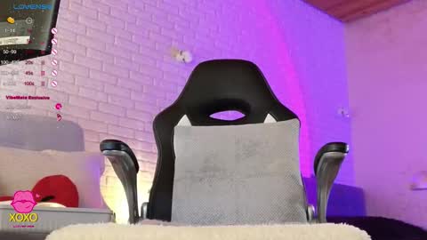 Snapshot of mommy_goddess chatting on November 6, 8:04 am mommy_goddess online show from November 6, 8:04 am