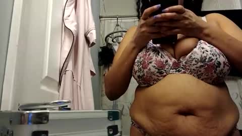 Snapshot of mommybubbles chatting on January 6, 12:16 am Mommy bubbles online show from January 6, 12:16 am