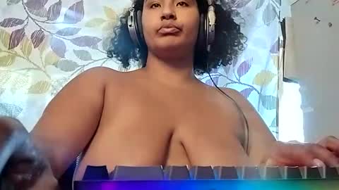 Snapshot of mommybubbles chatting on October 6, 5:43 pm Mommy bubbles online show from October 6, 5:43 pm