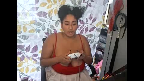 Snapshot of mommybubbles chatting on November 28, 4:42 pm Mommy bubbles online show from November 28, 4:42 pm