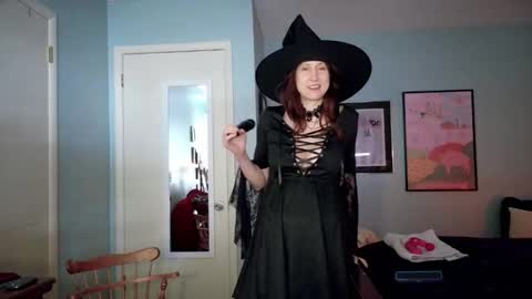 Snapshot of mommygoddessl chatting on October 31, 2:51 pm Goddess L online show from October 31, 2:51 pm