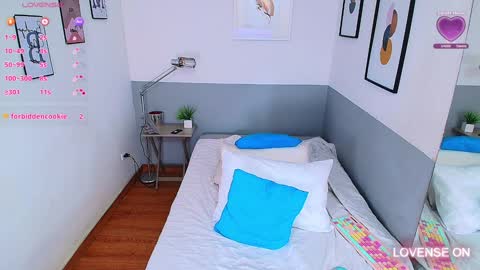 Snapshot of mommyissuess_ chatting on January 23, 8:13 pm Daphne online show from January 23, 8:13 pm