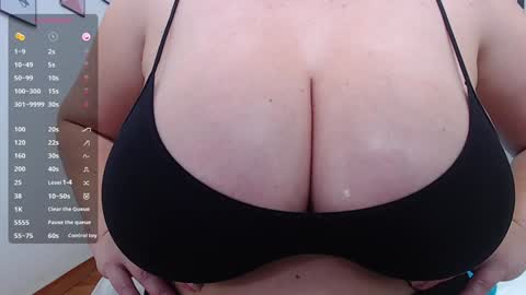 Snapshot of mommyissuess_ chatting on January 27, 10:49 pm Daphne online show from January 27, 10:49 pm