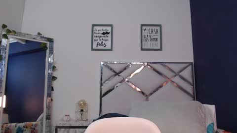 Snapshot of mommyissuess_ chatting on February 19, 2:23 am Daphne online show from February 19, 2:23 am