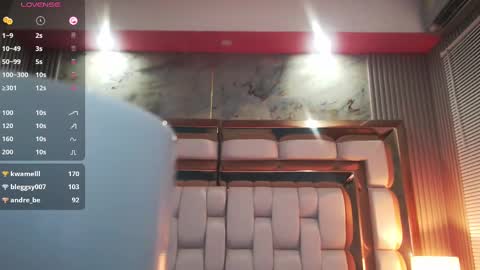 Snapshot of mommyissuess_ chatting on February 20, 2:18 am Daphne online show from February 20, 2:18 am