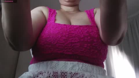 Snapshot of mommyissuess_ chatting on October 8, 12:14 pm Daphne online show from October 8, 12:14 pm