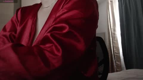 Snapshot of mommyissuess_ chatting on October 16, 10:22 pm Daphne online show from October 16, 10:22 pm