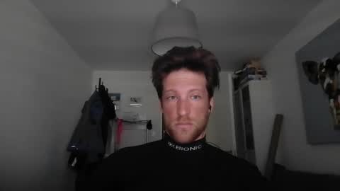 Snapshot of moms_little_monster chatting on February 6, 8:39 am moms_little_monster online show from February 6, 8:39 am