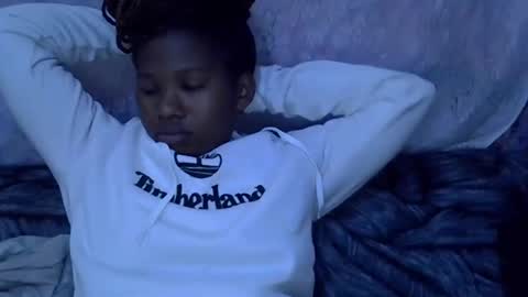 Snapshot of momsdoll chatting on January 8, 5:43 am momsdoll online show from January 8, 5:43 am