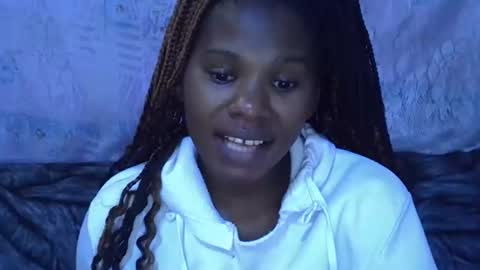 Snapshot of momsdoll chatting on January 9, 7:00 am momsdoll online show from January 9, 7:00 am