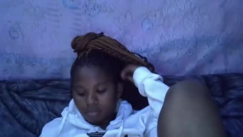 Snapshot of momsdoll chatting on January 11, 6:29 am momsdoll online show from January 11, 6:29 am