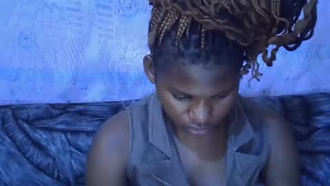 Snapshot of momsdoll chatting on January 12, 7:35 am momsdoll online show from January 12, 7:35 am