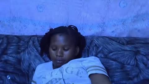 Snapshot of momsdoll chatting on February 3, 6:22 am momsdoll online show from February 3, 6:22 am