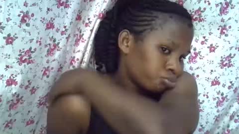 Snapshot of momsdoll chatting on February 9, 8:51 am momsdoll online show from February 9, 8:51 am