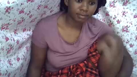 Snapshot of momsdoll chatting on February 11, 9:25 am momsdoll online show from February 11, 9:25 am