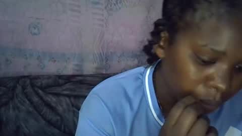 Snapshot of momsdoll chatting on February 16, 7:37 am momsdoll online show from February 16, 7:37 am